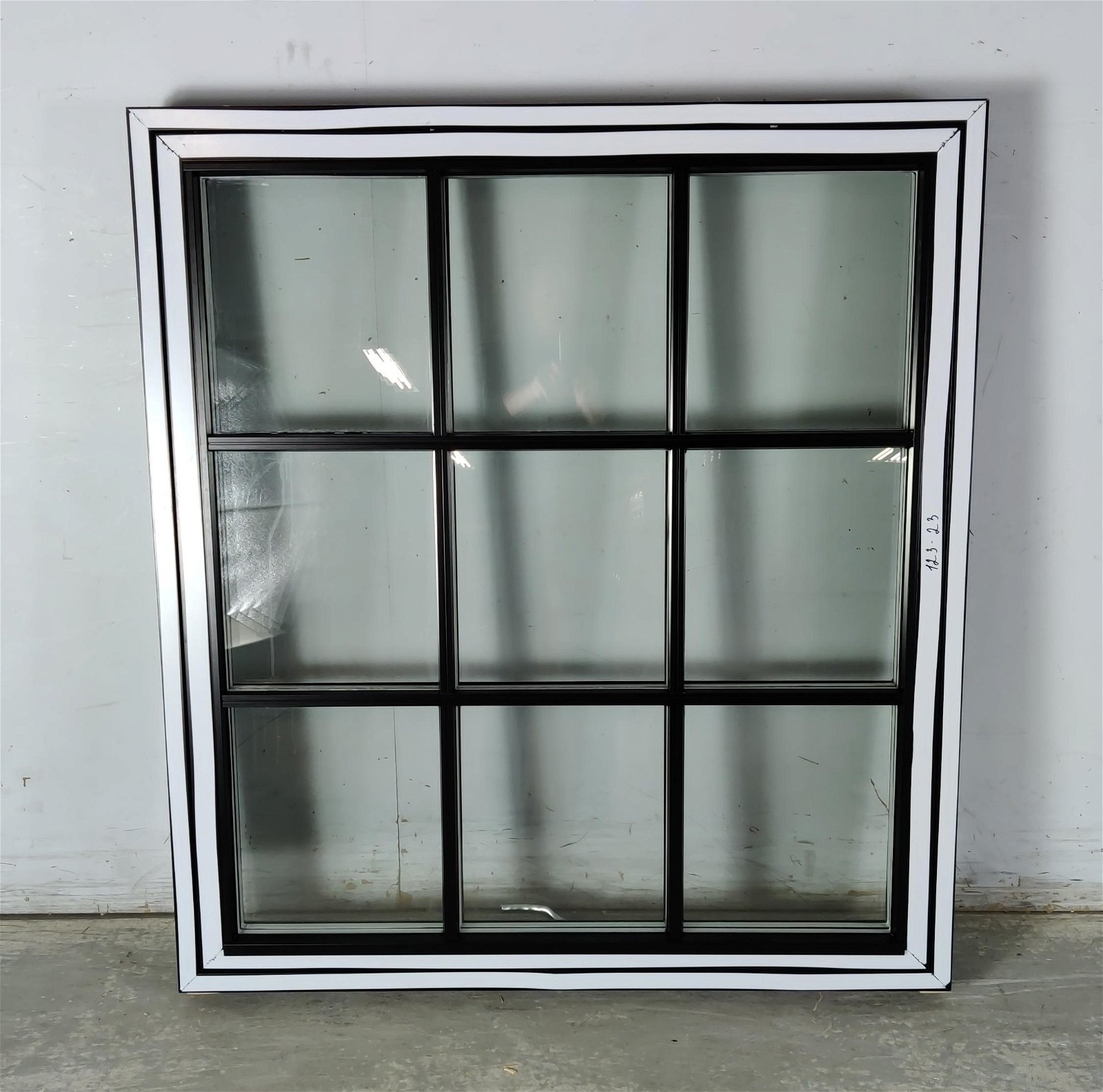 Topstyret vindue fra Alanga, klar glas, træ/alu,sort 120,5 X 132,5 